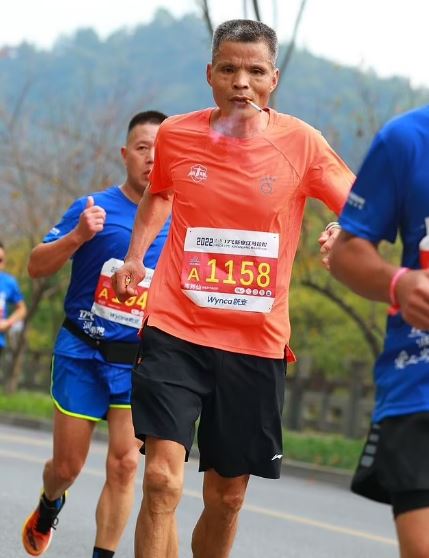 Marathon runner disqualified after being spotted chain-smoking throughout entire race 4