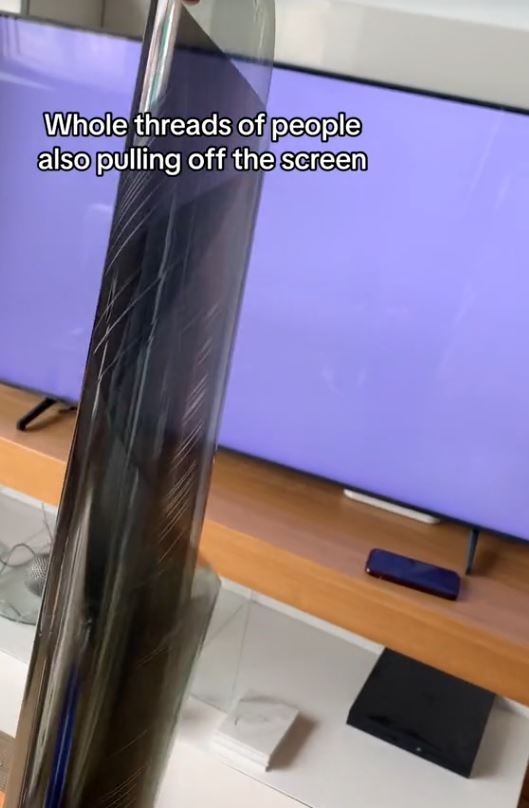Couple accidentally broke TV by mistakenly peeling off the screen 4