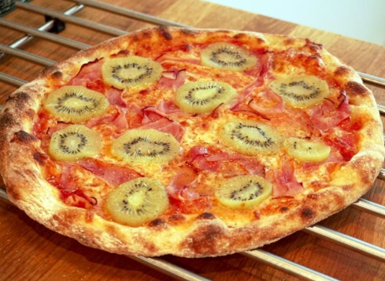 Man receives life threats over viral photos of kiwi pizza 3