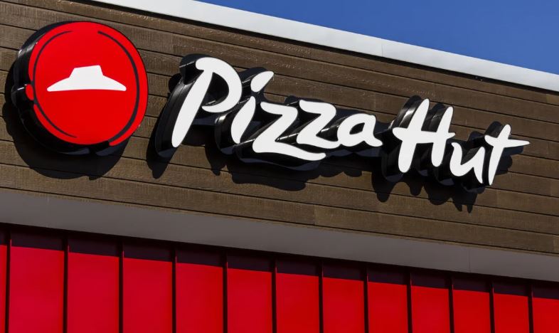 Awkward sign blunder at Pizza Hut restaurant leaves customers in stitches 3