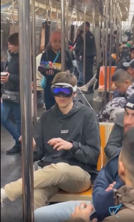 People baffled after seeing man wearing Apple Vision Pros on subway 1