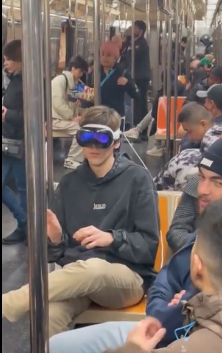 People baffled after seeing man wearing Apple Vision Pros on subway 2