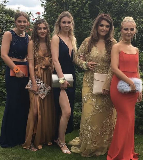 Five girls pose for prom photo go viral, stunning viewers with hidden details 1