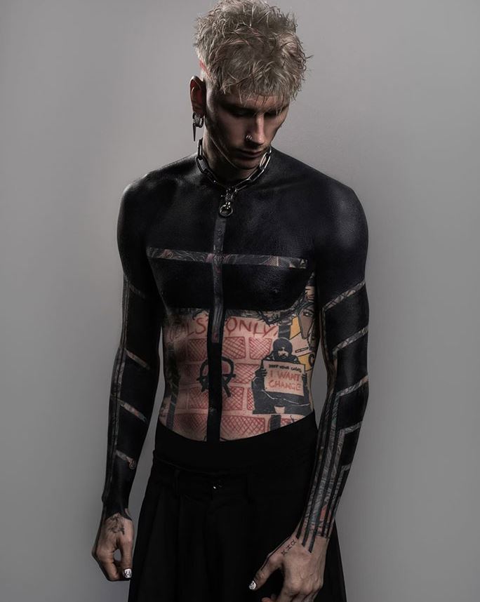 Machine Gun Kelly debute a blackout tattoo covering his entire body in BLACK INK 1