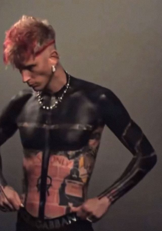 Machine Gun Kelly debute a blackout tattoo covering his entire body in BLACK INK 4