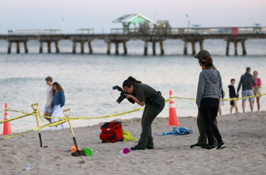 Young girl passes away after a sand hole she dug in the sand collapsed on a Florida beach 3