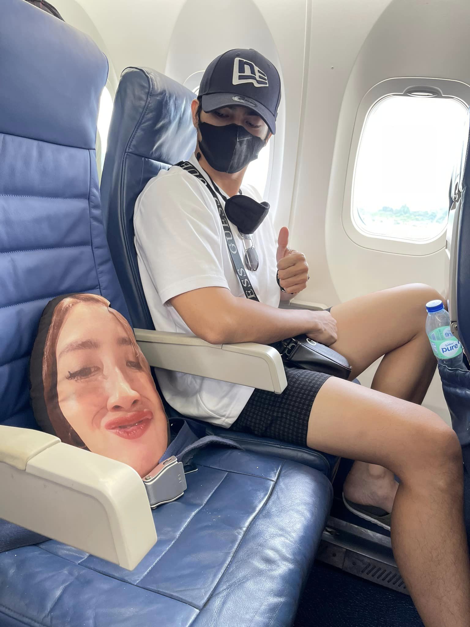 Man goes on vacation with wife’s face pillow, since she can't join 1