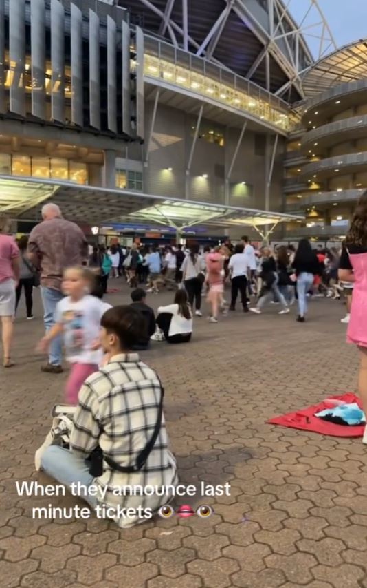Chaos at Taylor Swift show as desperate fans swarm outside arena 1