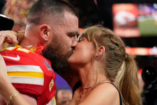 Travis Kelce parties at Vegas club after brief trip to see Taylor Swift's show 6