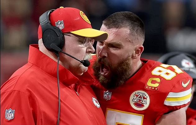 Travis Kelce parties at Vegas club after brief trip to see Taylor Swift's show 7