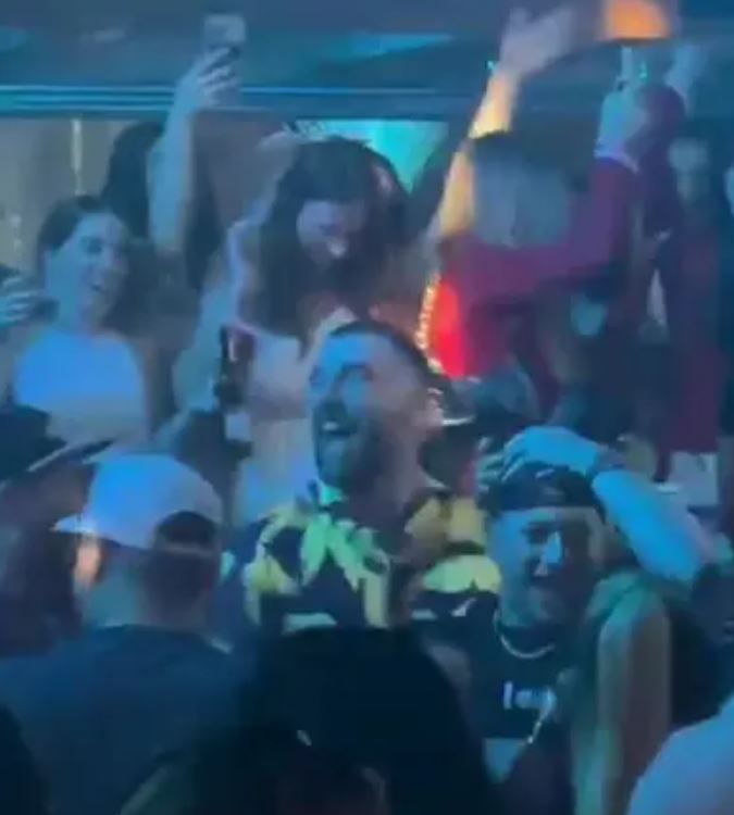 Travis Kelce is seen sings girlfriend Taylor Swift’s ‘Love Story’ during Vegas party 3