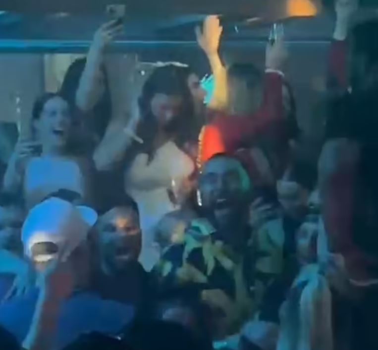 Travis Kelce is seen sings girlfriend Taylor Swift’s ‘Love Story’ during Vegas party 4