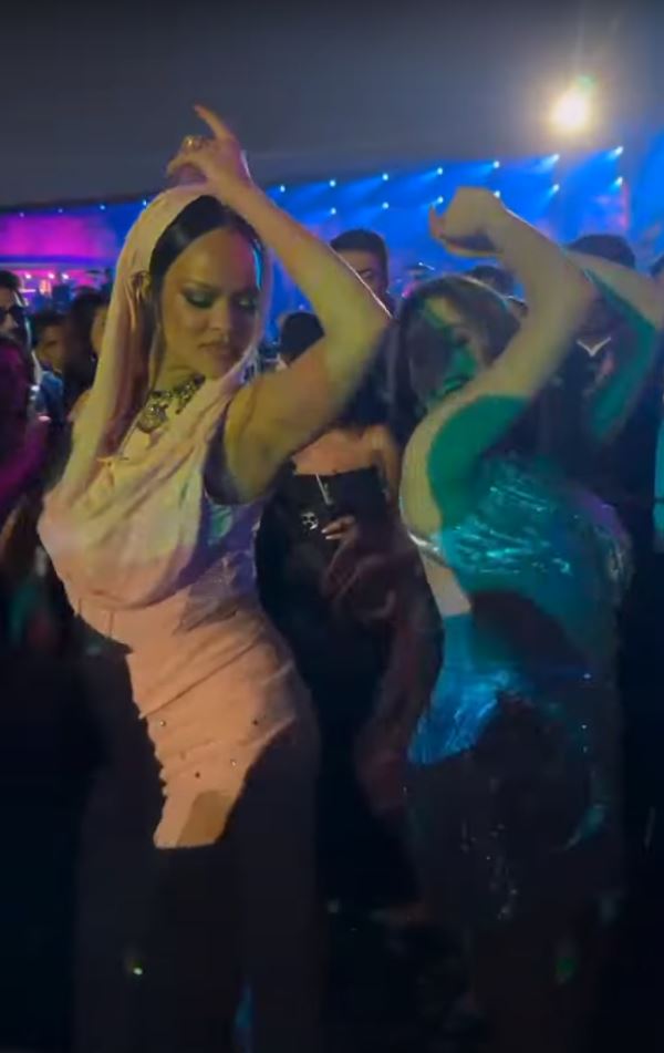  Rihanna's dancing is a rare fan-favorite performance at a billionaire's wedding 5