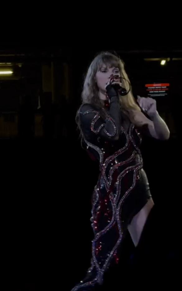 Fans express concern as Taylor Swift struggles through a performance 1