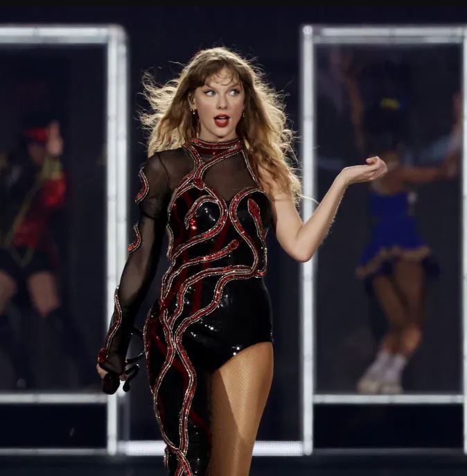 Fans express concern as Taylor Swift struggles through a performance 7