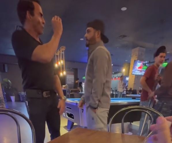 Manager sparks debate after refusing to let table without tipping a waitress on viral video 2