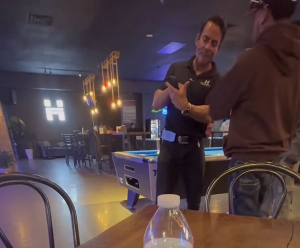 Manager sparks debate after refusing to let table without tipping a waitress on viral video 4