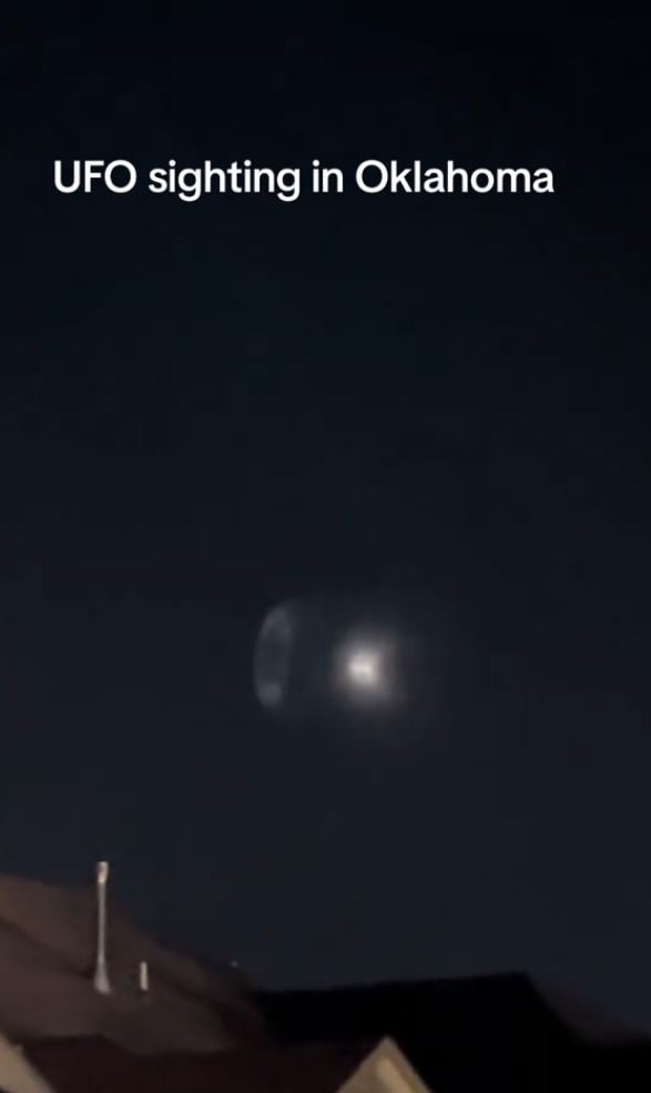 Oklahoma residents are stunned after capturing UFO light moving in the night sky? 1