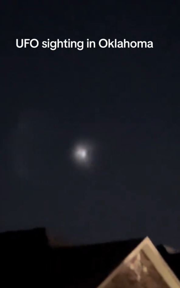Oklahoma residents are stunned after capturing UFO light moving in the night sky? 2