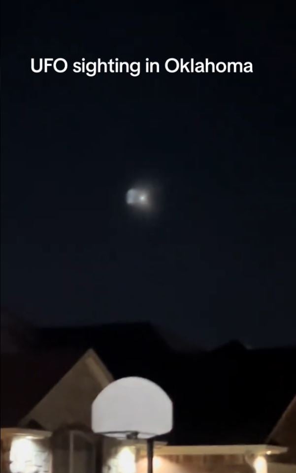 Oklahoma residents are stunned after capturing UFO light moving in the night sky? 3