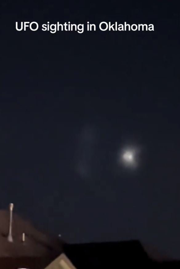 Oklahoma residents are stunned after capturing UFO light moving in the night sky? 4