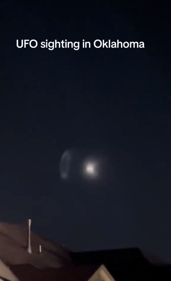 Oklahoma residents are stunned after capturing UFO light moving in the night sky? 5