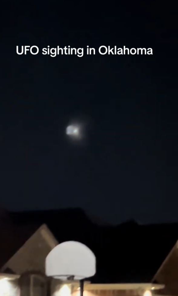 Oklahoma residents are stunned after capturing UFO light moving in the night sky? 6