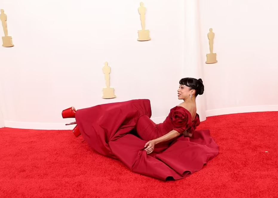 Liza Koshy takes a huge fall on the Oscars 2024 red carpet while wearing 8-inch heels 3