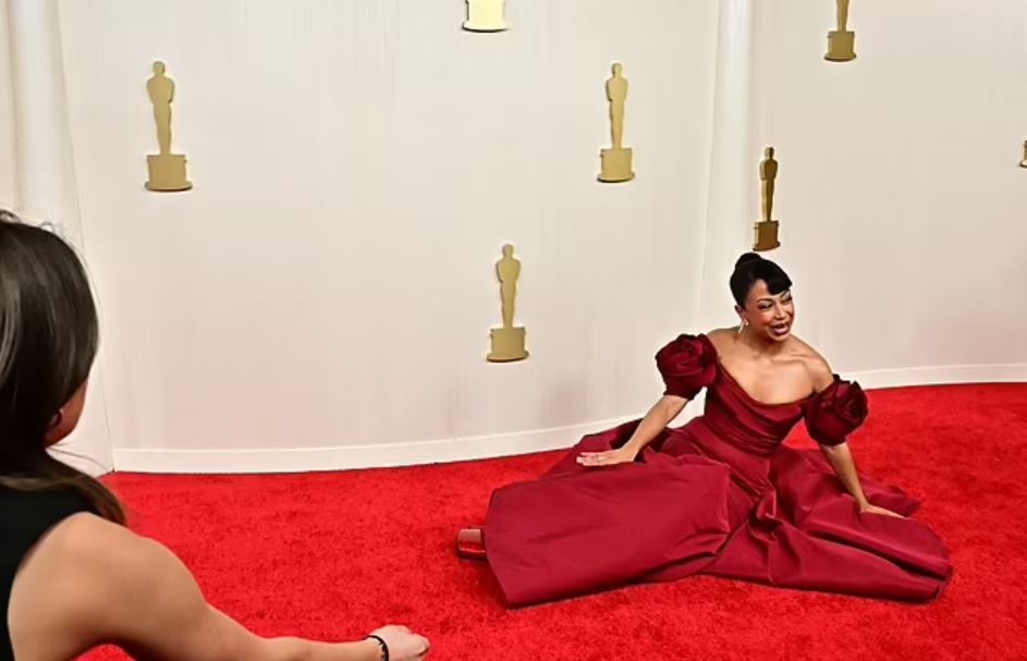 Liza Koshy takes a huge fall on the Oscars 2024 red carpet while wearing 8-inch heels 4