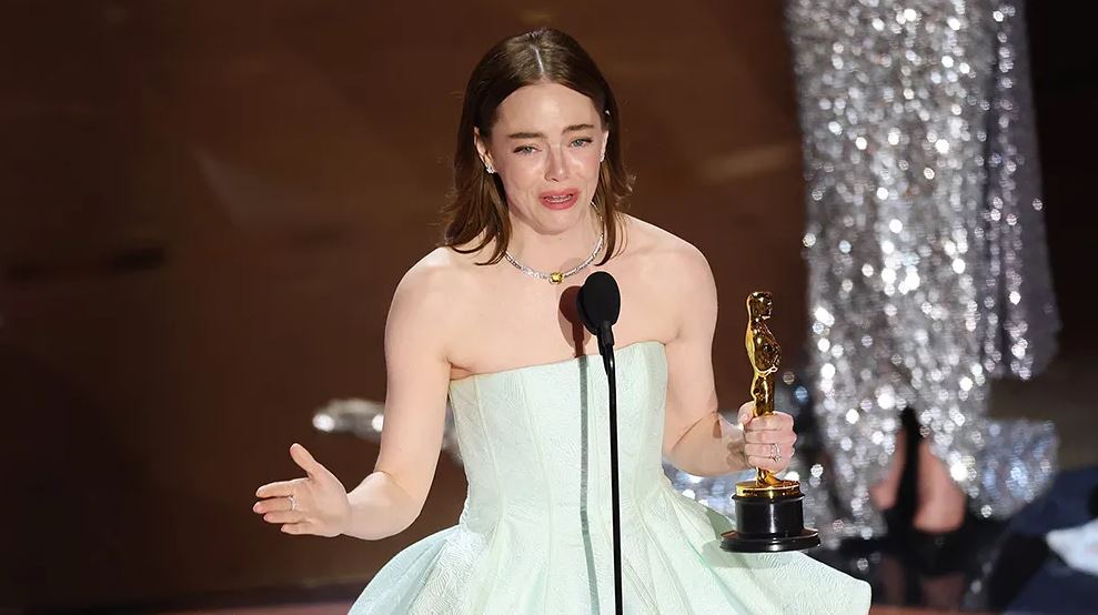 Emma Stone shares how her dress ripped before walking on stage at Oscars 3