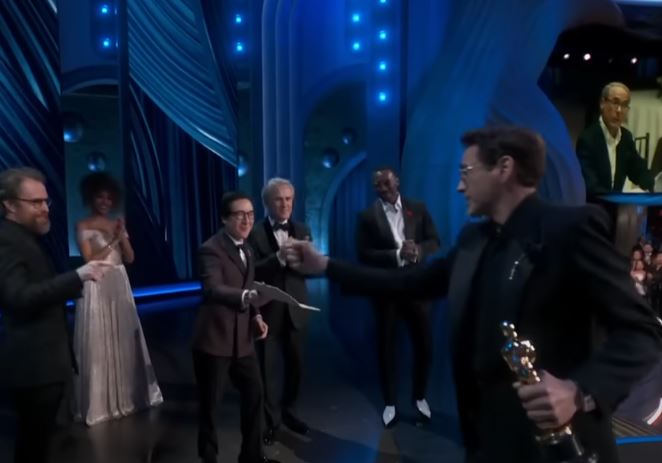 Robert Downey leaves onlookers disappointed by ignoring Ke Huy Quan while accepting Oscar 2