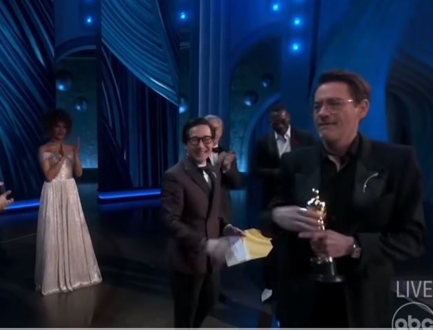 Robert Downey leaves onlookers disappointed by ignoring Ke Huy Quan while accepting Oscar 3