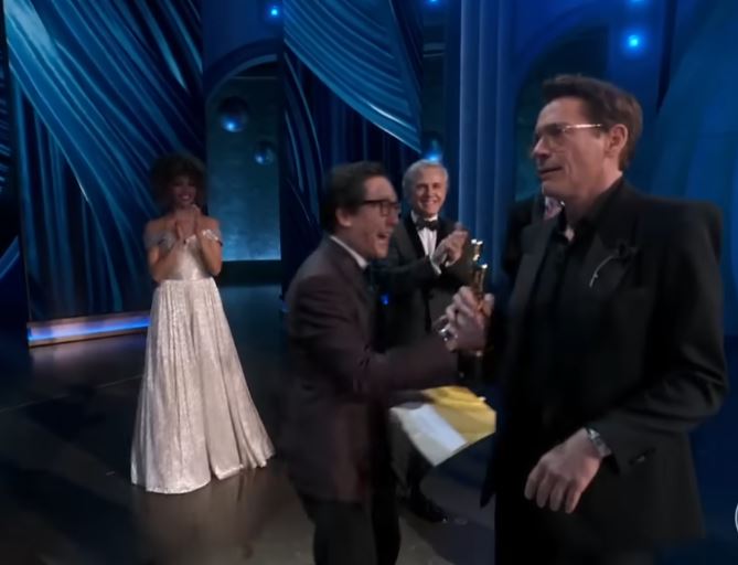 Robert Downey leaves onlookers disappointed by ignoring Ke Huy Quan while accepting Oscar 1