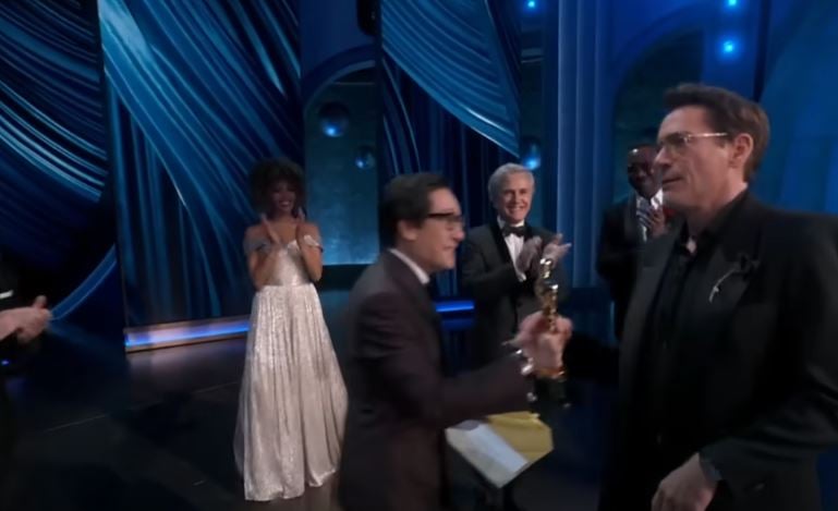 Robert Downey leaves onlookers disappointed by ignoring Ke Huy Quan while accepting Oscar 5