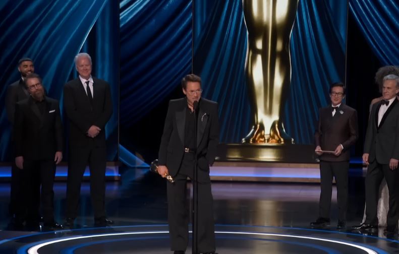 Robert Downey leaves onlookers disappointed by ignoring Ke Huy Quan while accepting Oscar 6