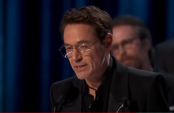 Robert Downey leaves onlookers disappointed by ignoring Ke Huy Quan while accepting Oscar 4