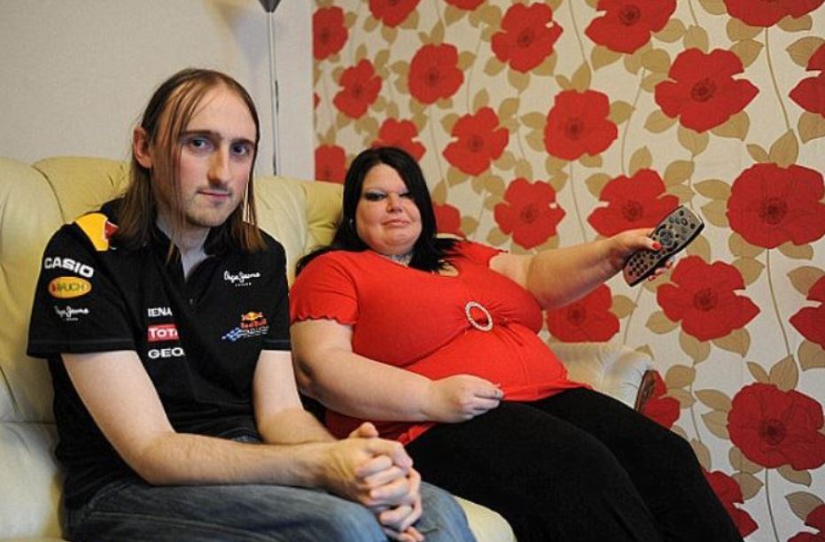 'World's most jealous woman' forced husband to take lie detector test every time he came home 2