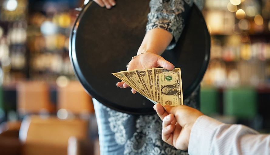 Waiter sparks debate after alleged revenge on customer who didn't tip on $650 order 6