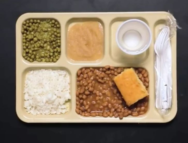 People are stunned after seeing what prison food looks like 1