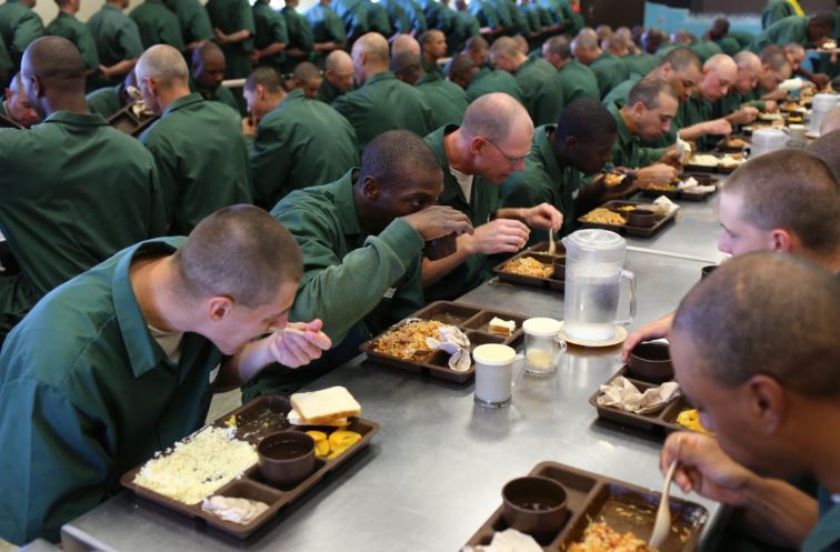 People are stunned after seeing what prison food looks like 2