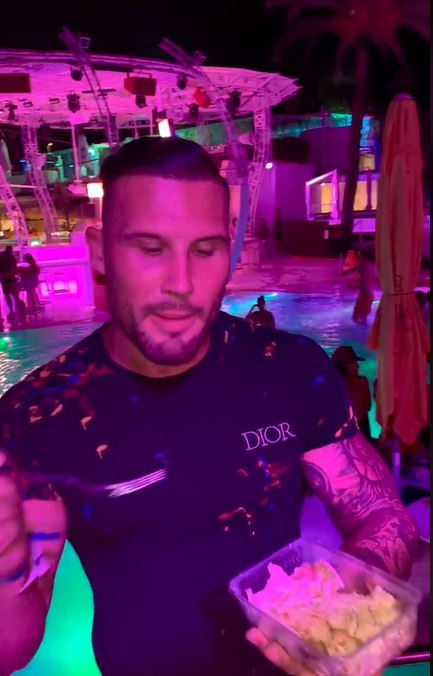 Gym-mad influencer criticized for bringing 'meal prep' to nightclub 1