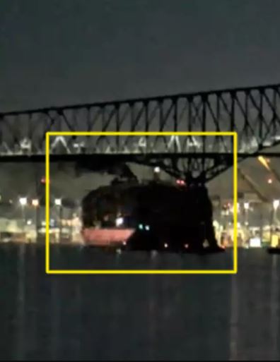  CCTV footage reveals cargo ship leaking smoke and 'losing power' before hitting bridge 4