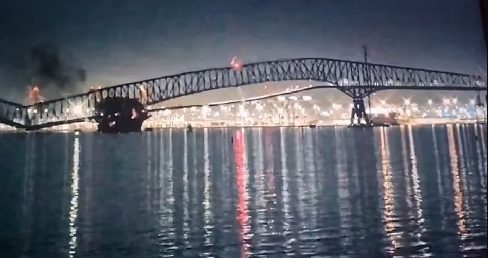  CCTV footage reveals cargo ship leaking smoke and 'losing power' before hitting bridge 1