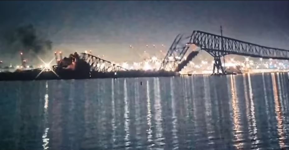  Footage shows moment Baltimore bridge collapses after being struck by container ship 3