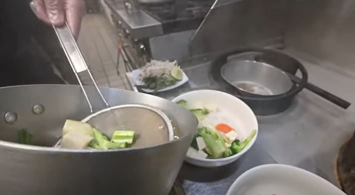 New 'kitchen fee' at restaurants infuriates customers 5