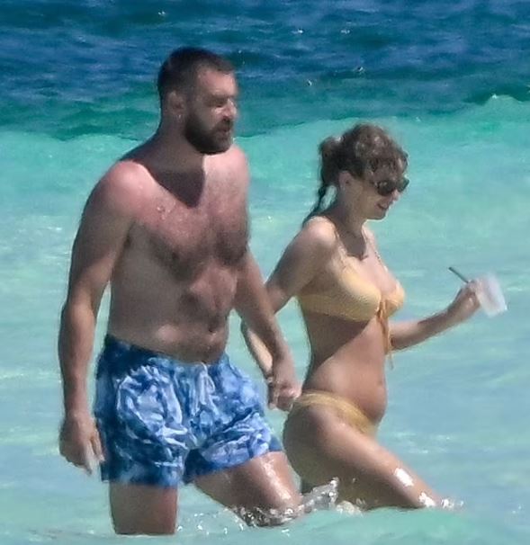 Taylor Swift spotted sharing passionate kiss with Travis Kelce during romantic getaway 1