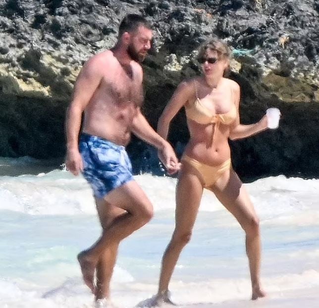 Taylor Swift spotted sharing passionate kiss with Travis Kelce during romantic getaway 6