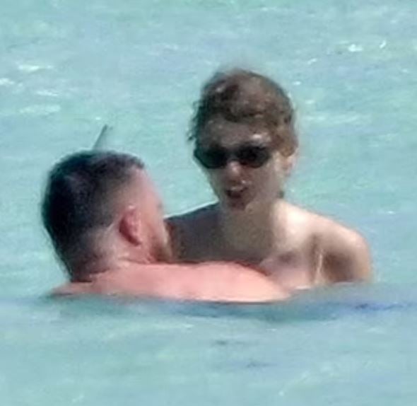 Taylor Swift spotted sharing passionate kiss with Travis Kelce during romantic getaway 3