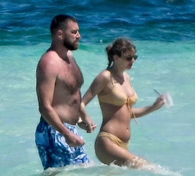 Taylor Swift spotted sharing passionate kiss with Travis Kelce during romantic getaway 13