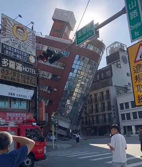Massive earthquakes collapsing buildings and causing landslides in Taiwan 6